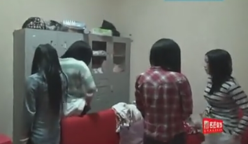 男子嫖娼被捉要民警别拍照：都是有老婆孩子的