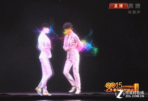 李宇春通过全息投影技术演绎《蜀绣》