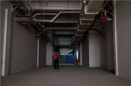 90后美女被拖拽至地下室 男子：我就想强奸她