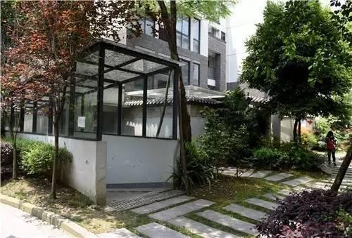90后美女被拖拽至地下室 男子：我就想强奸她
