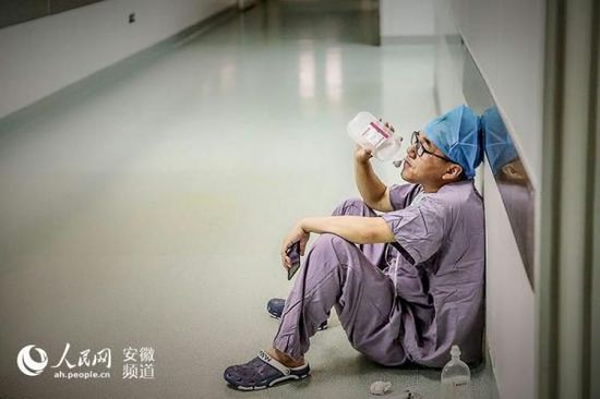 医生累倒喝葡萄糖 有人竟问：这钱谁出？