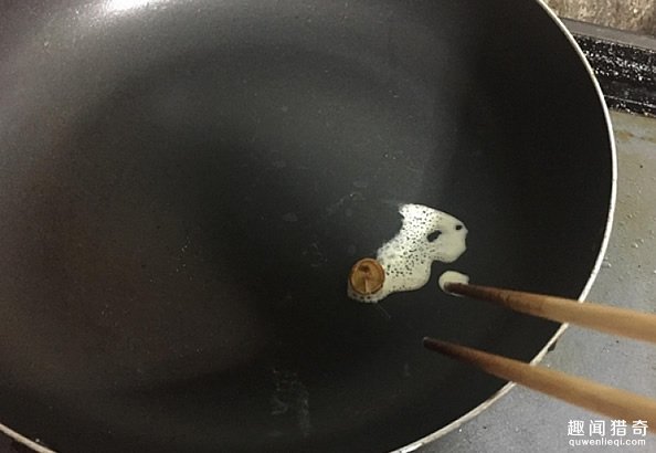 他家浴室长了朵小蘑菇，他把它煎吃了后就人间蒸发了……