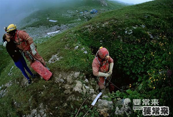 这个表面看起来不起眼的小洞穴，其实是地球上最深的洞穴！可以从这里直通地球的核心！