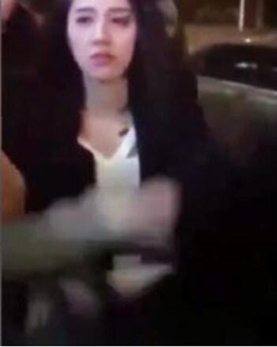 实拍美貌小三当街被暴打