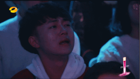 《歌手》台下哭花妆的男生找到了，他竟然在微博跟网友互怼